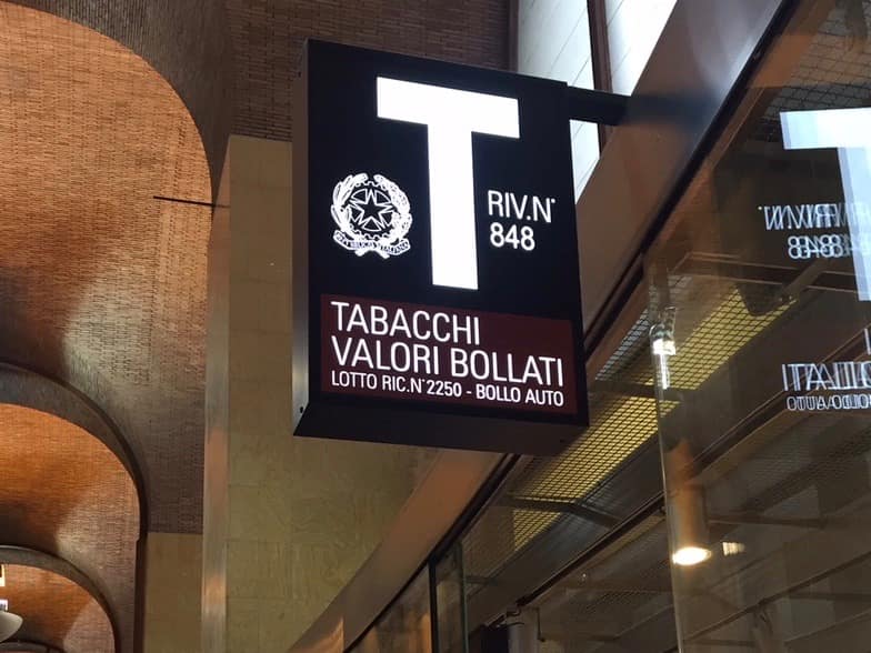 TABACCHI(タバコ屋）の看板